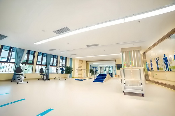 怎么样申请入深户_佟丽娅儿子正脸曝光，五官气质超像爸爸 佟丽娅儿其刑追究任要求事责