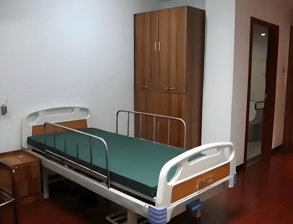 在深圳落户口_变态男躲女神床下，尺度生猛的日本电影！ “当子女力尽精疲时